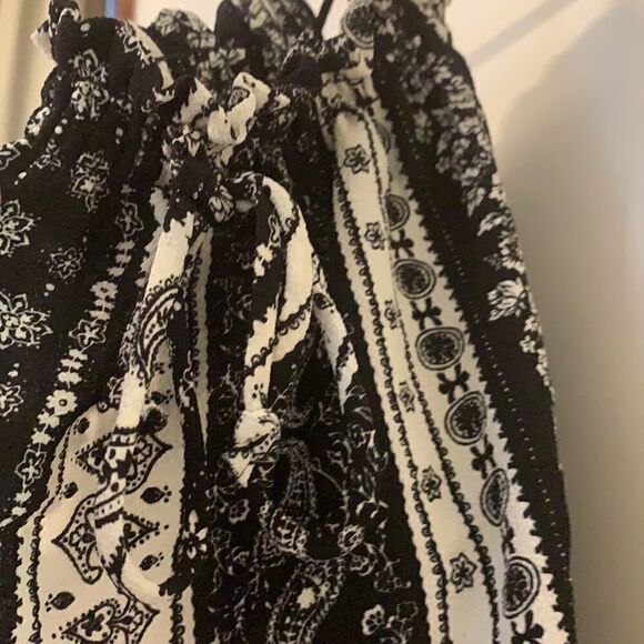 IZ Byer off the shoulder, spaghetti straps, black/ white paisley blouse Size M - Picture 7 of 8